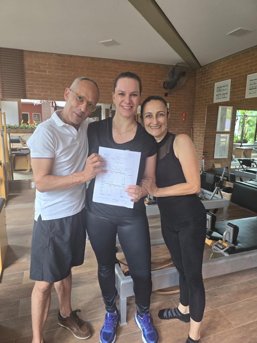 Patrícia Mazzer recebendo a certificação Romana's Pilates International, ao lado dos instrutores formadores