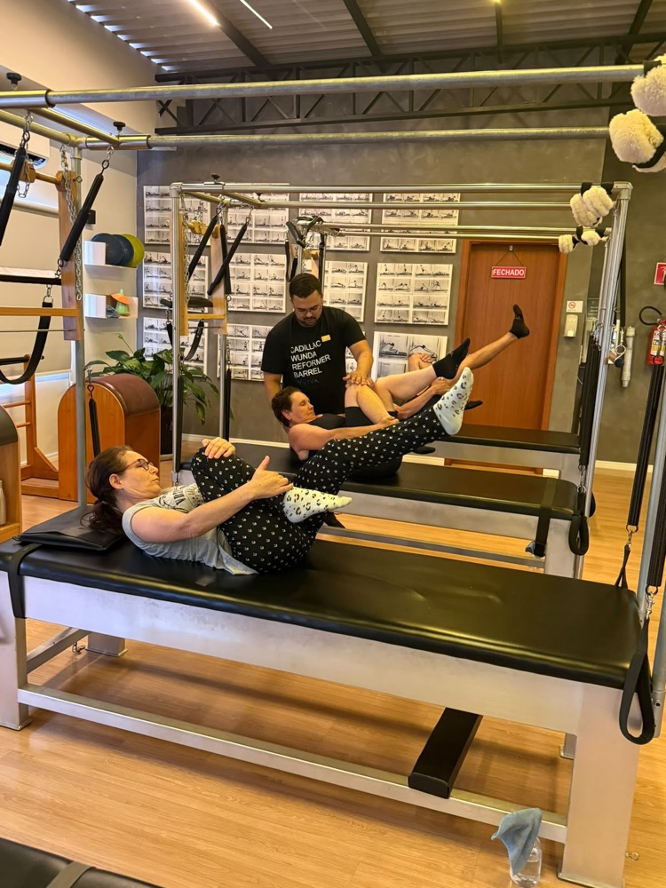 Instrutor da VIVA conduzindo alunas no Pilates